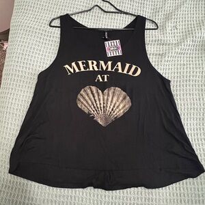 NWT women’s graphic tank